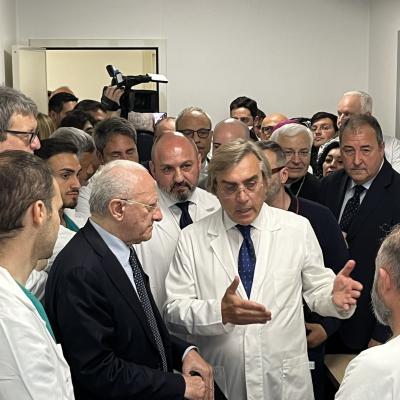 Dr. Luigi Caliendo explains the benefits of Robotic Technology to President Vincenzo de Luca.